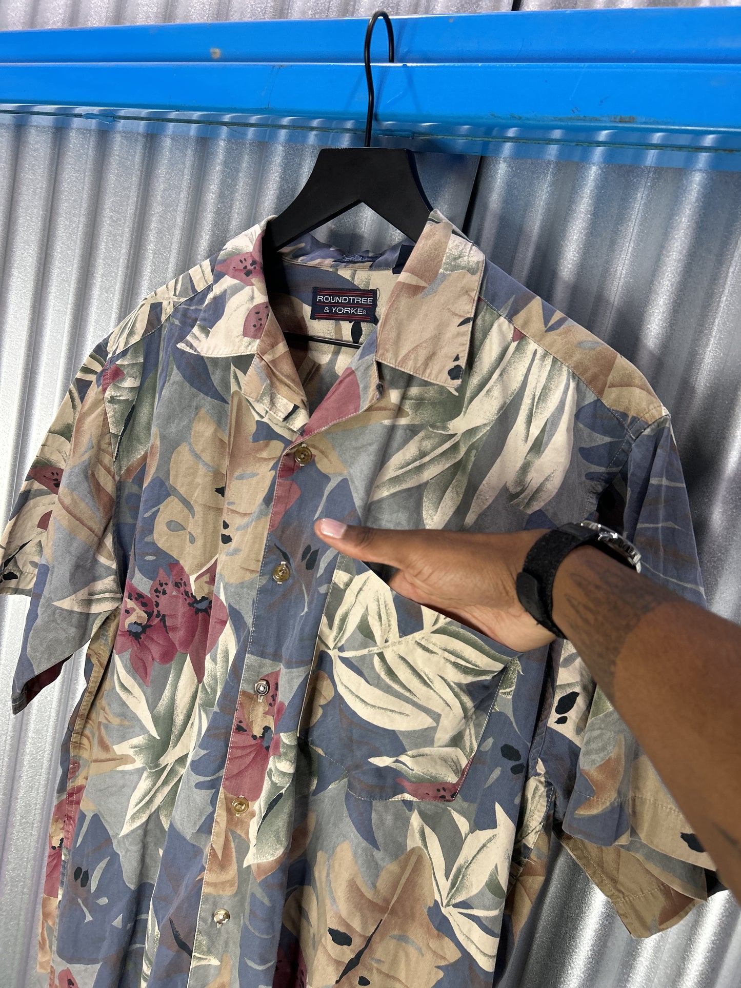 Roundtree & Yorke Dark Tropical / Floral Button-Up Shirt