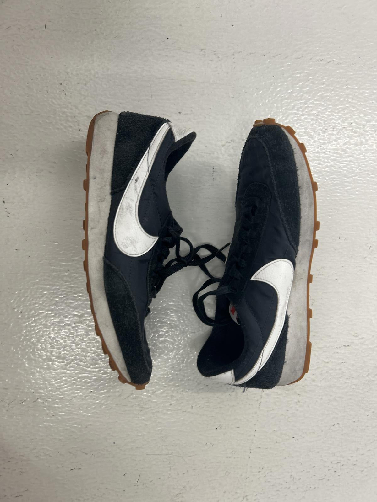 Nike Vintage Running Shoes - Classic Black & White Style