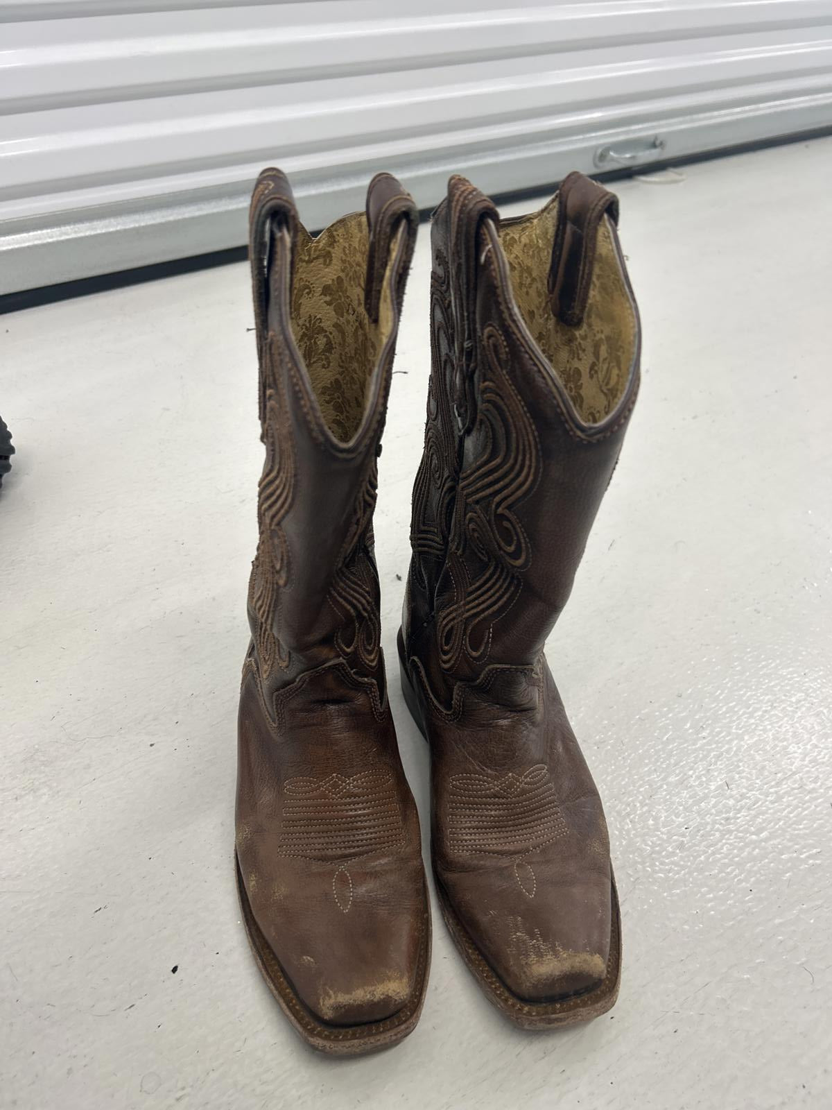 Retro Brown Leather Cowboy Boots with Intricate Stitching