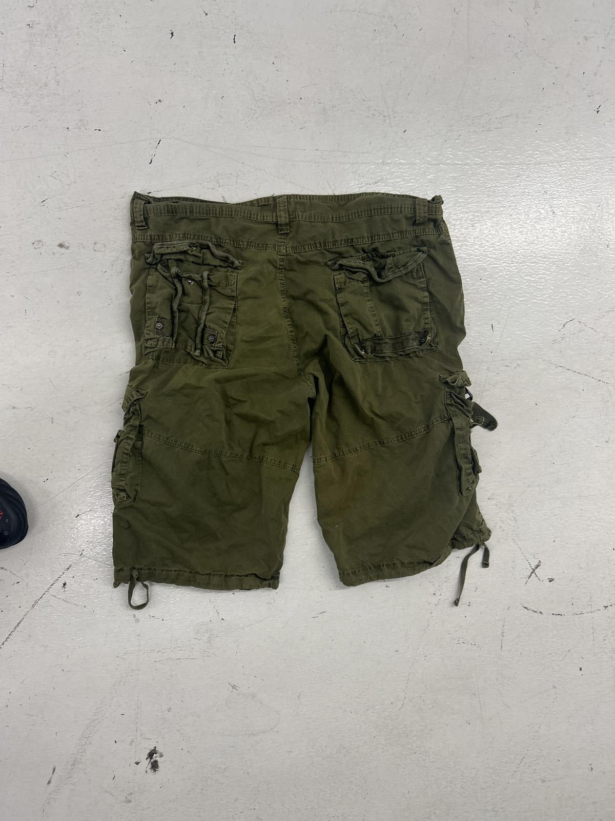 Carbo Grunge Cargo Shorts - Stylish Olive Green Outdoor Wear