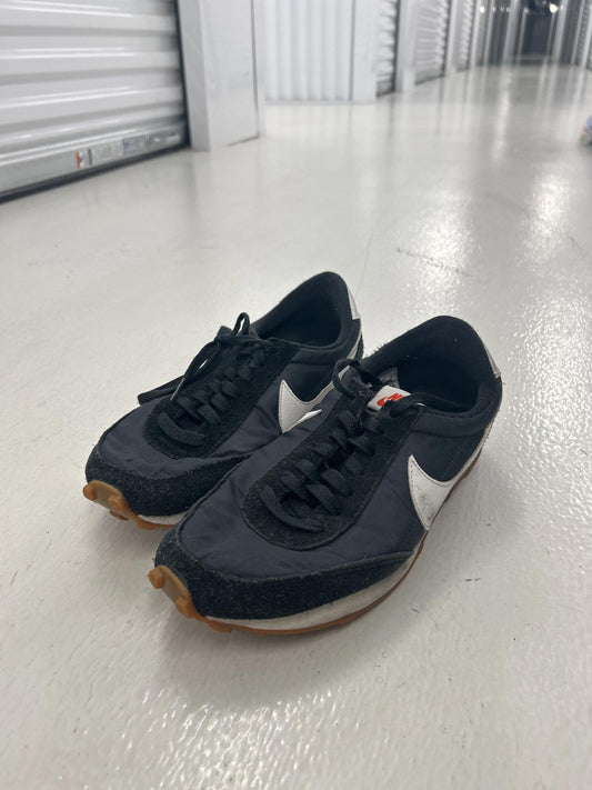 Nike Vintage Running Shoes - Classic Black & White Style