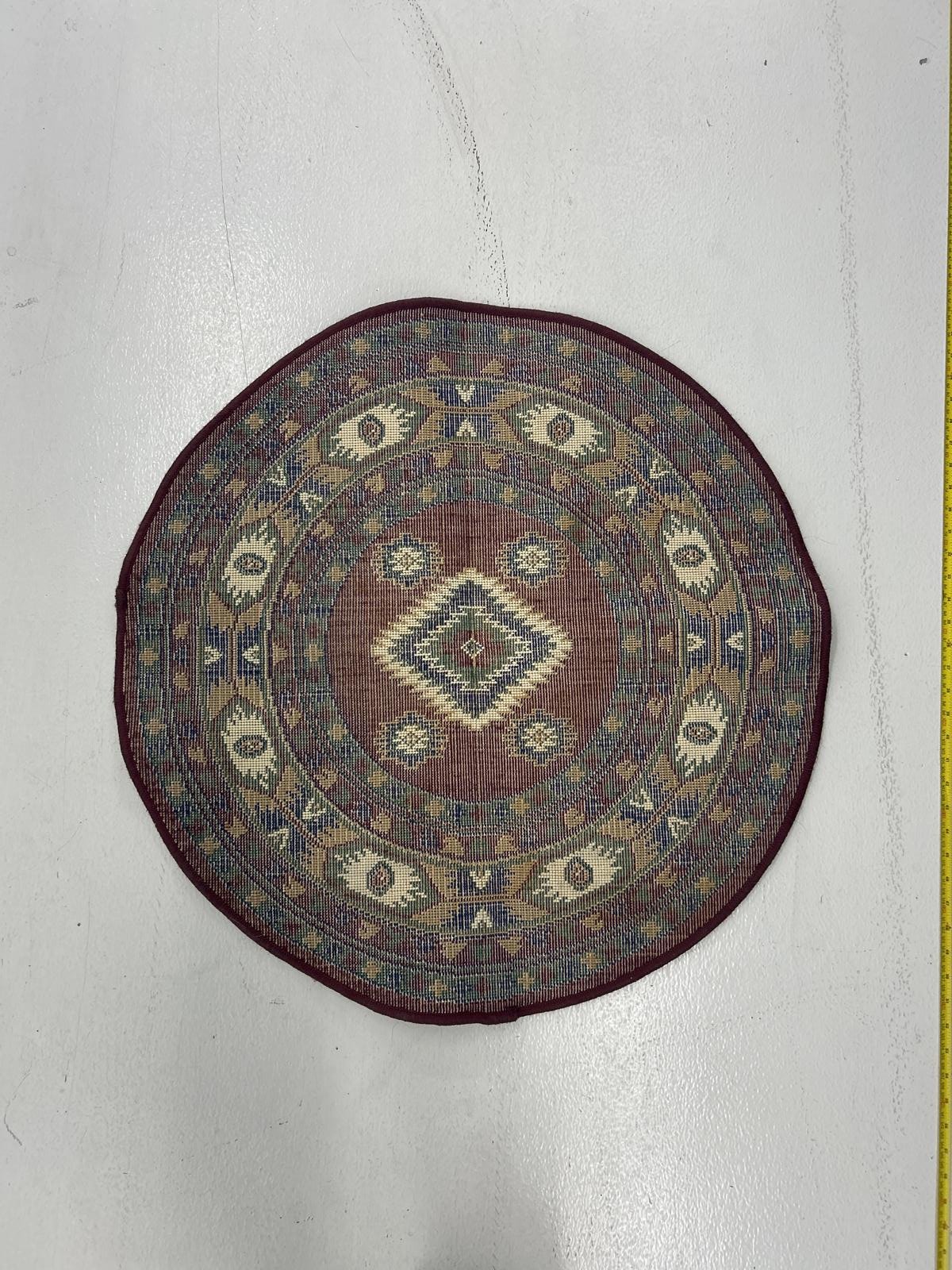 Traditional Round Decorative Carpet with Intricate Patterns