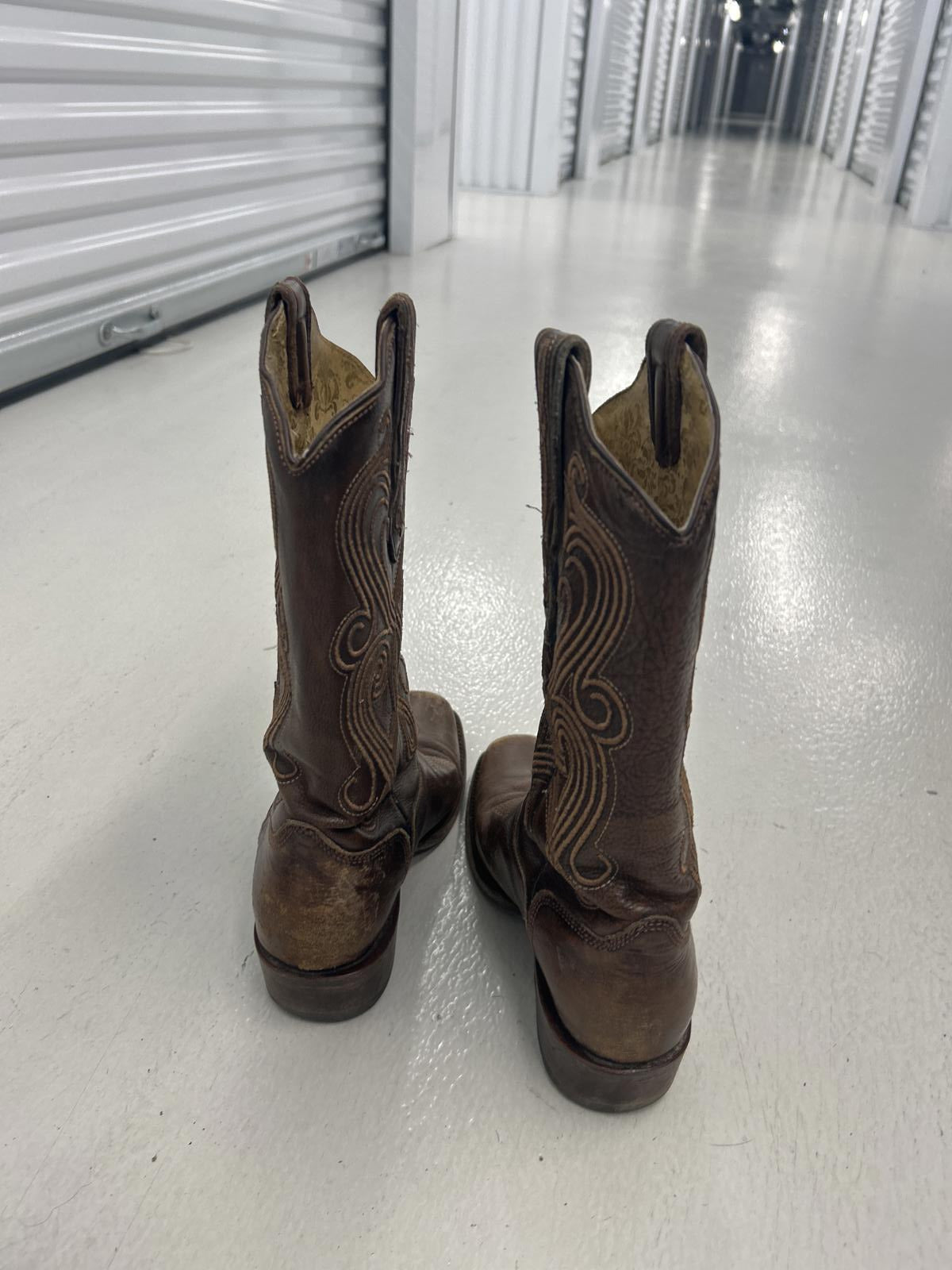 Retro Brown Leather Cowboy Boots with Intricate Stitching