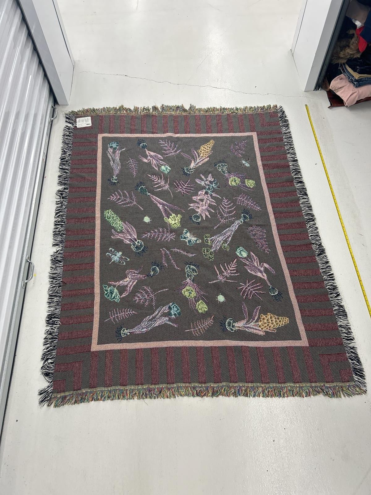 Elegant Floral Pattern Throw Blanket with Fringe Edging