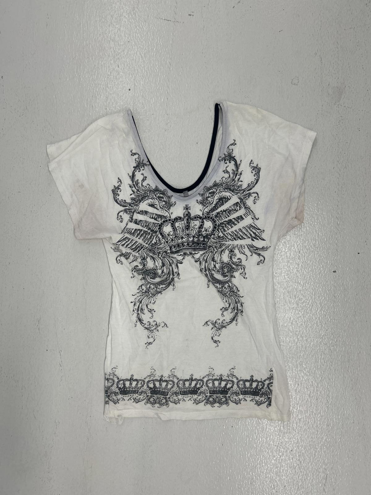 Stylish Women's Graphic Tee with Crown and Wings Design