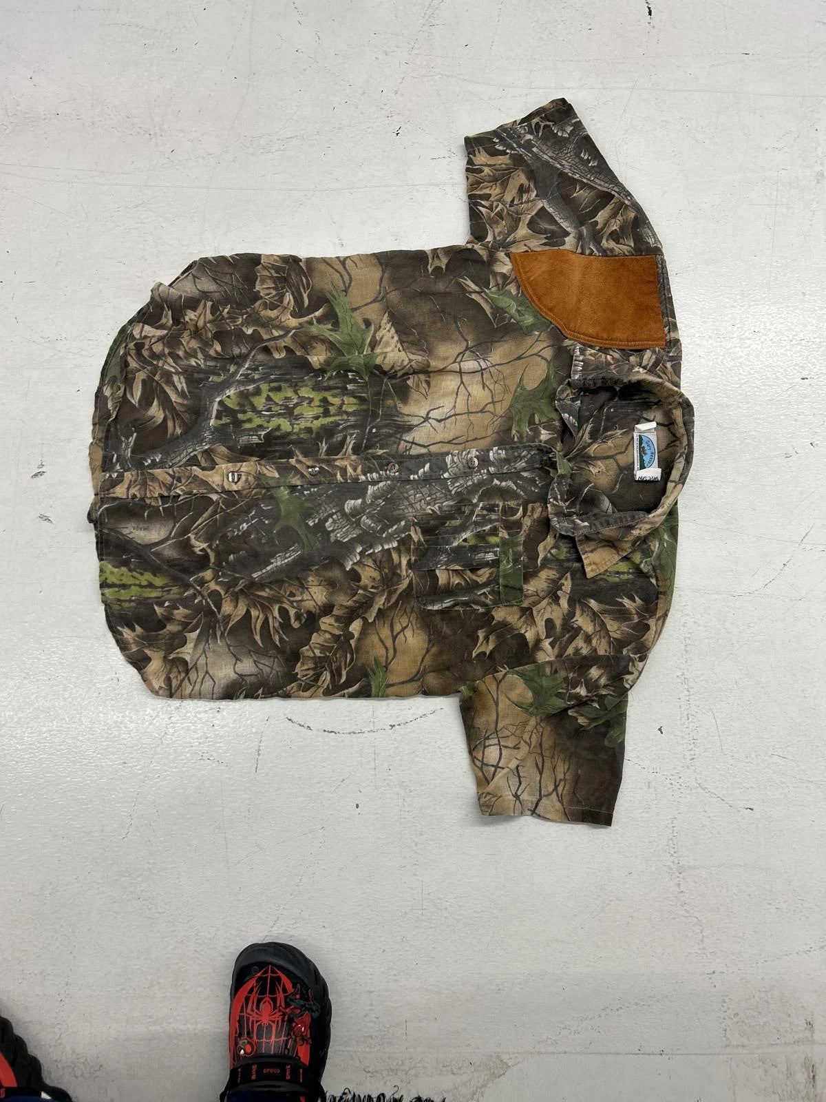 Men'S Camouflage Hunting Shirt With Leather Accent