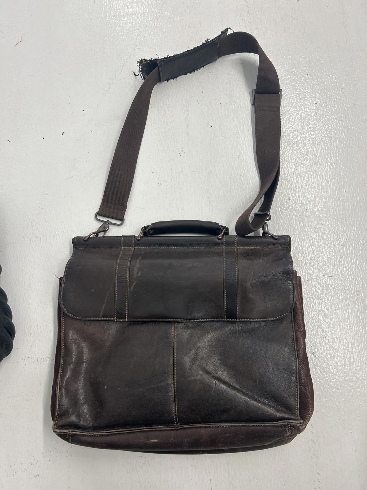 Reaction Kenneth Cole Leather Messenger Bag Adjustable Strap