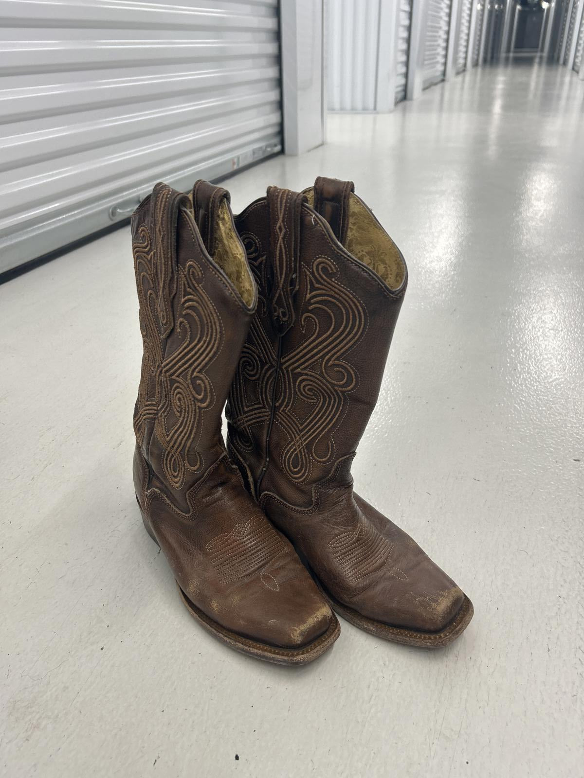 Retro Brown Leather Cowboy Boots with Intricate Stitching