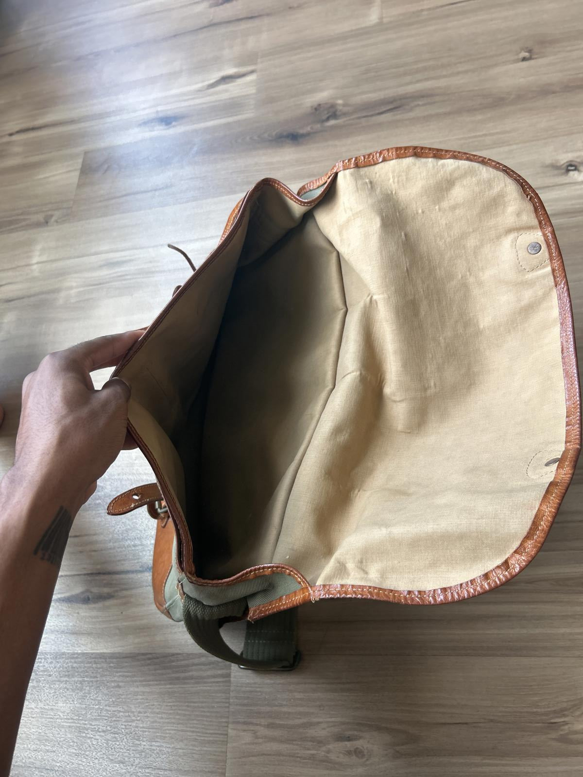 Stylish Tan Canvas Messenger Bag with Leather Accents